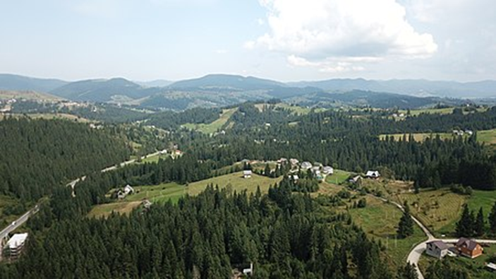 Верховина та ще 5 мальовничих селищ у Карпатах, де не жарко навіть влітку