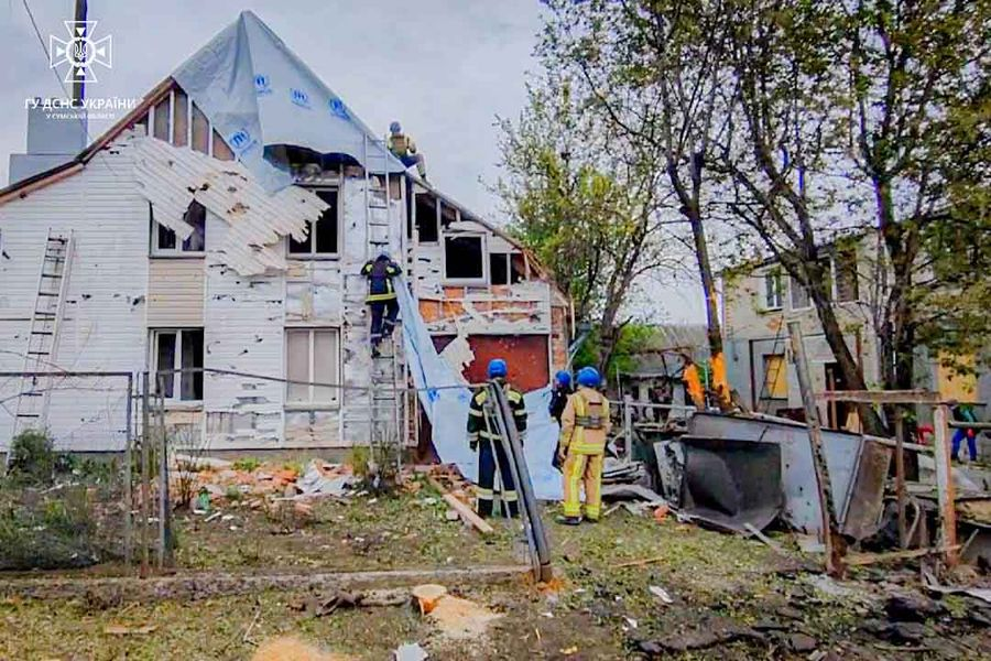 Росіяни знову обстріляли Сумську область: рятувальники показали наслідки