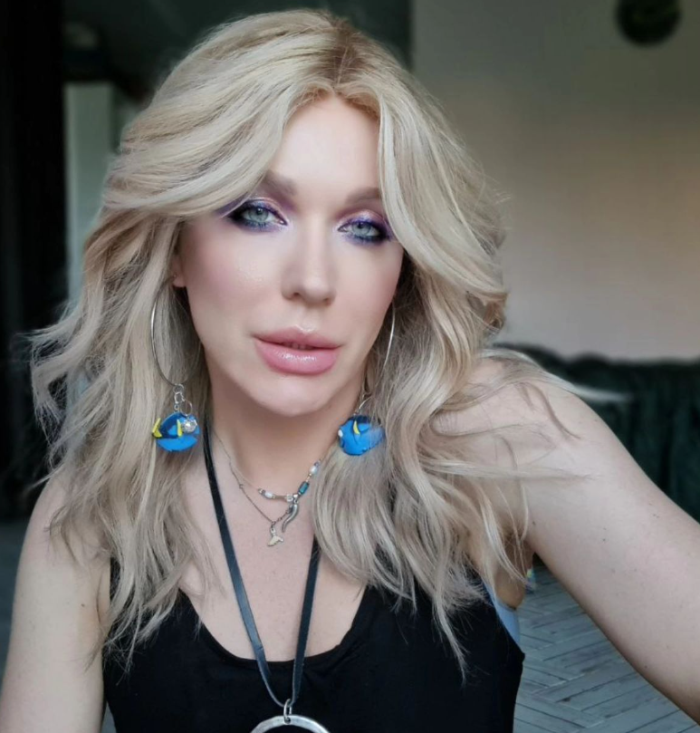 Заснула в клубі та блювала з Maserati. Епатажна Монро розповіла про пригоди, про які не шкодує