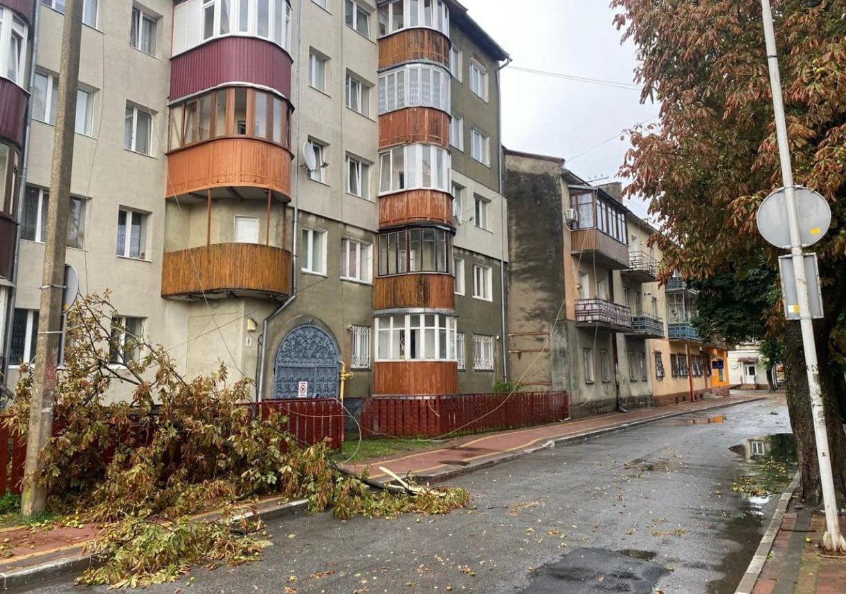 Один из регионов Украины &quot;накрыла&quot; непогода: последствия урагана (фото, видео)