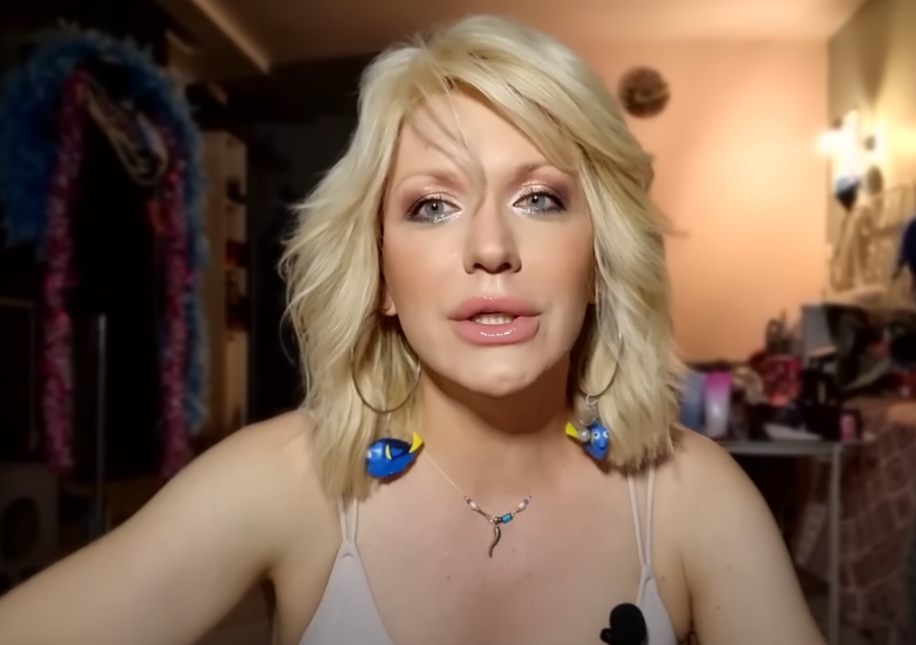 "Я превратилась в алкоголичку": эпатажная блогерша Монро призналась, что борется с зависимостью