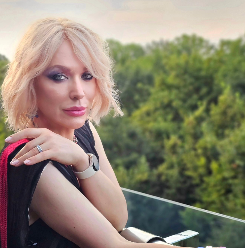 "Я превратилась в алкоголичку": эпатажная блогерша Монро призналась, что борется с зависимостью