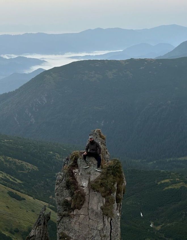 Миллион на армию. Ветеран с протезом ноги поднялся на самые высокие вершины Карпат ради донатов
