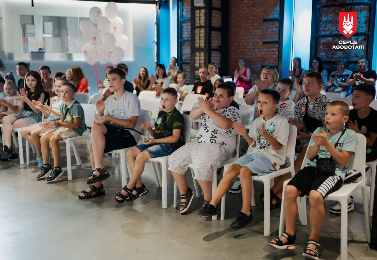 &quot;Сердце Азовстали&quot; Ахметова подарило более 1000 рюкзаков и праздник для детей героев Мариуполя