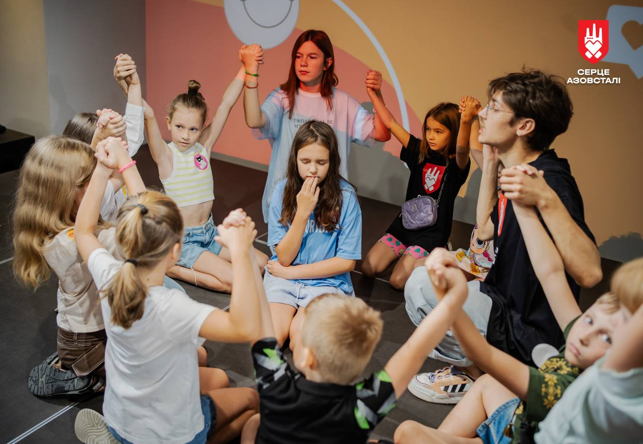 &quot;Сердце Азовстали&quot; Ахметова подарило более 1000 рюкзаков и праздник для детей героев Мариуполя