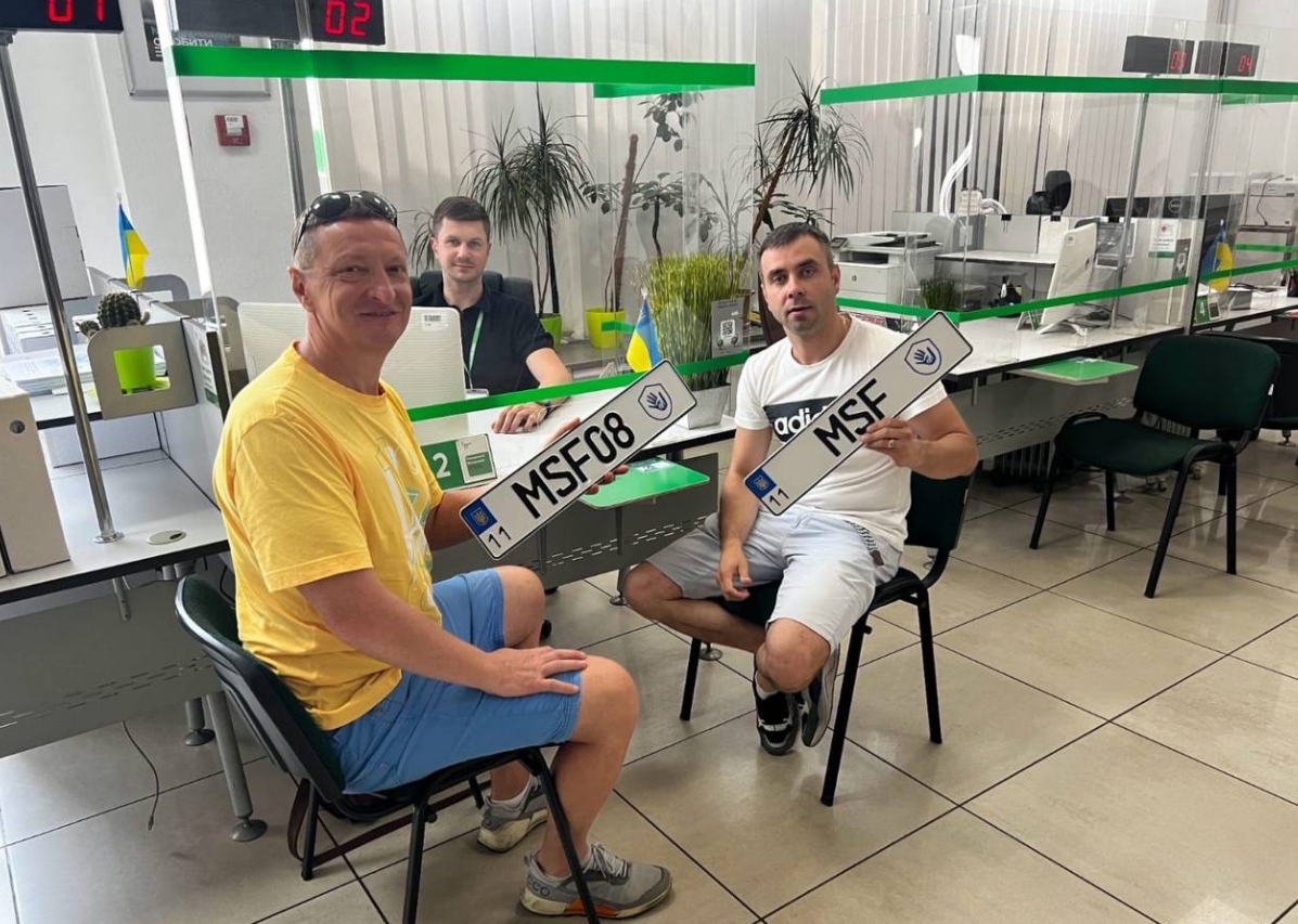 В Україні з'явились авто з долонями на номерних знаках: що вони означають