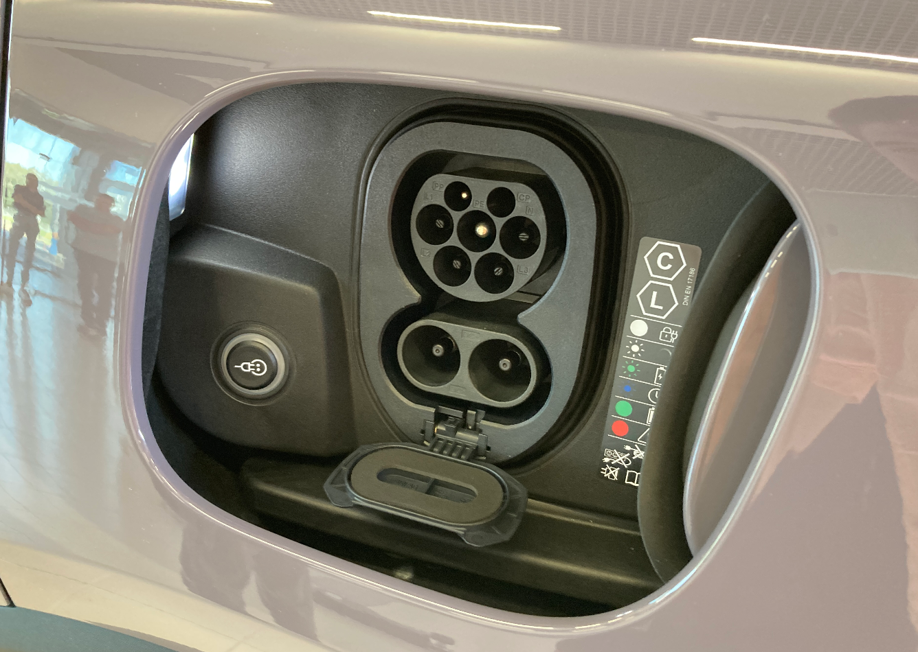 В Украине презентовали электрический кроссовер Porsche Macan: названы цены и технические подробности