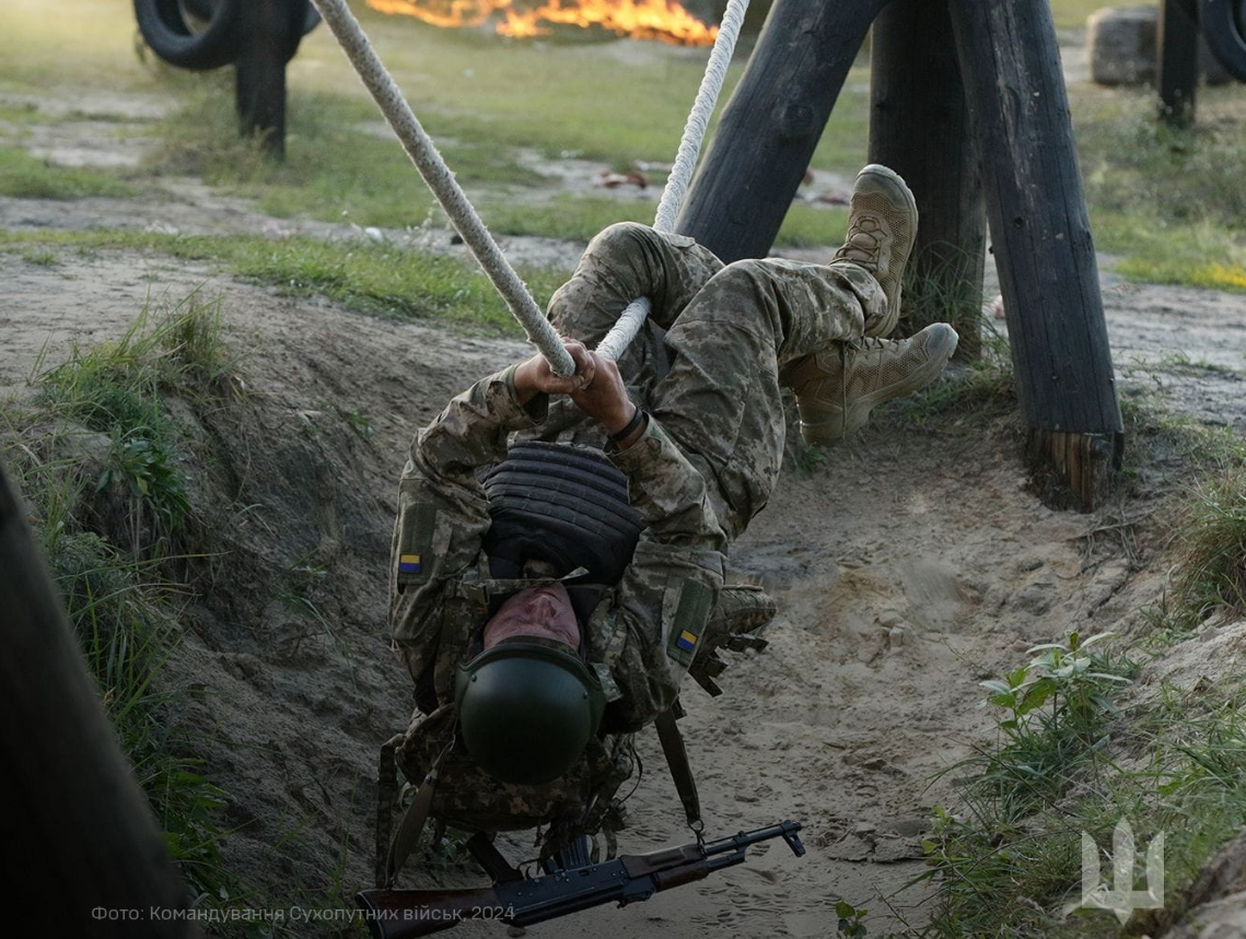 Пастки, розтяжки, колючий дріт. Як українських військових готують до бойових завдань