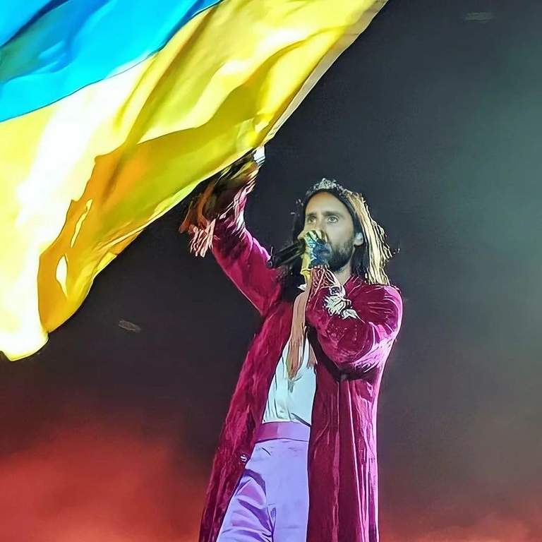 Прапор свободи і мужності. Хто і як у світі підтримав Україну синьо-жовтими прапорами