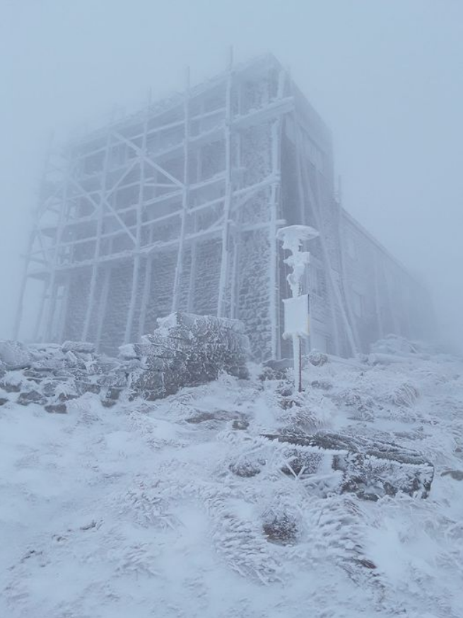 В Украине выпал первый снег: в сети показали фото и видео