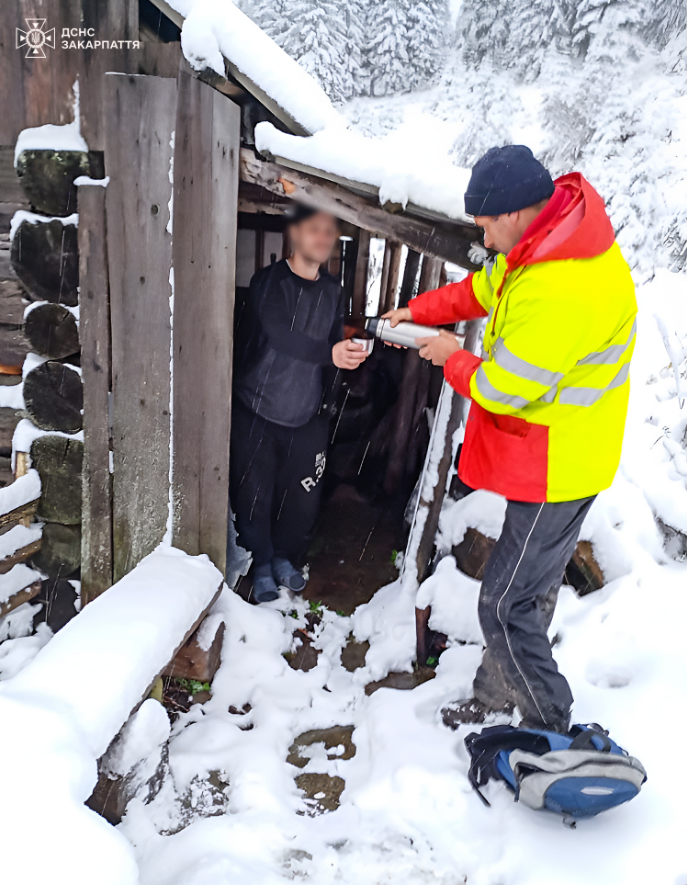 Ночевал в лесу и хотел подняться на Говерлу. Турист попал в ловушку в заснеженных горах