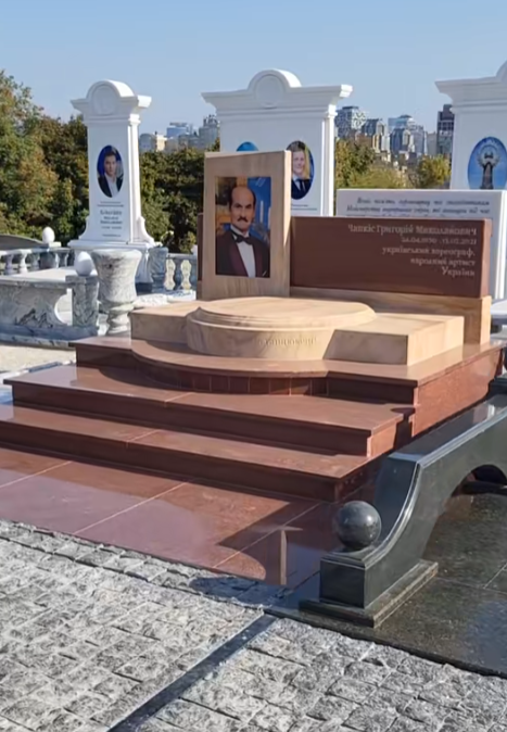 На могилі Чапкіса нарешті з'явився пам'ятник. Без символізму та скандалу не обійшлося