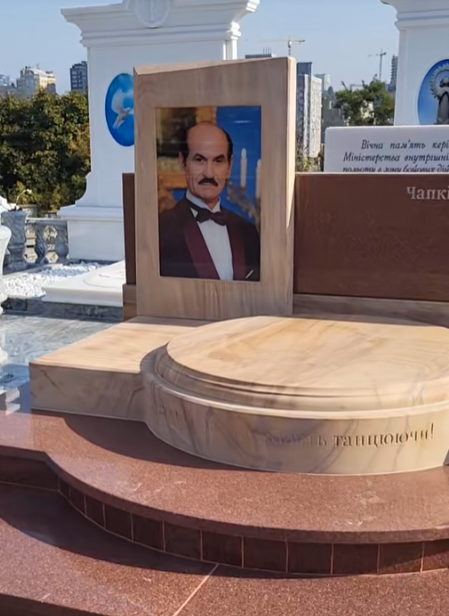 На могилі Чапкіса нарешті з'явився пам'ятник. Без символізму та скандалу не обійшлося