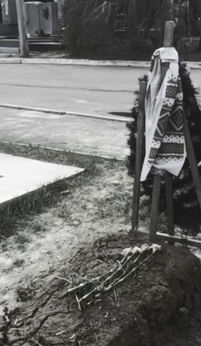 На могилі Чапкіса нарешті з'явився пам'ятник. Без символізму та скандалу не обійшлося