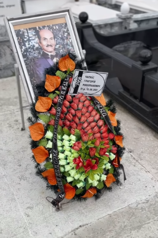 На могилі Чапкіса нарешті з'явився пам'ятник. Без символізму та скандалу не обійшлося