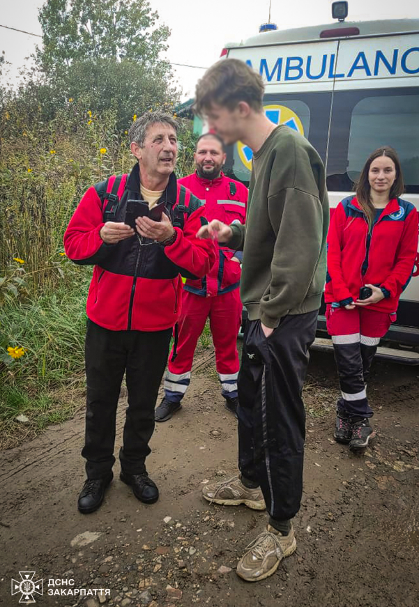 "Закарпатский Рапунцель". В Ужгороде ГСЧС спасала парня, который "запутался в кустах"