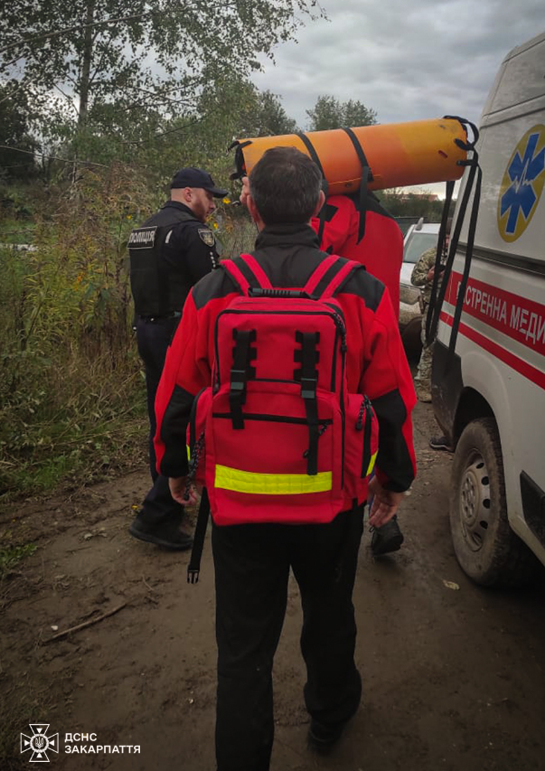 "Закарпатский Рапунцель". В Ужгороде ГСЧС спасала парня, который "запутался в кустах"