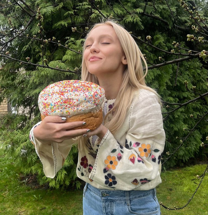 &quot;Секонд&quot;, бабушкины вещи и особенная вышиванка. Популярная певица раскрыла секреты своего гардероба