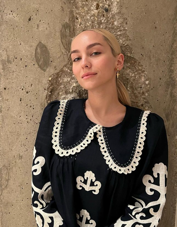 &quot;Секонд&quot;, бабушкины вещи и особенная вышиванка. Популярная певица раскрыла секреты своего гардероба