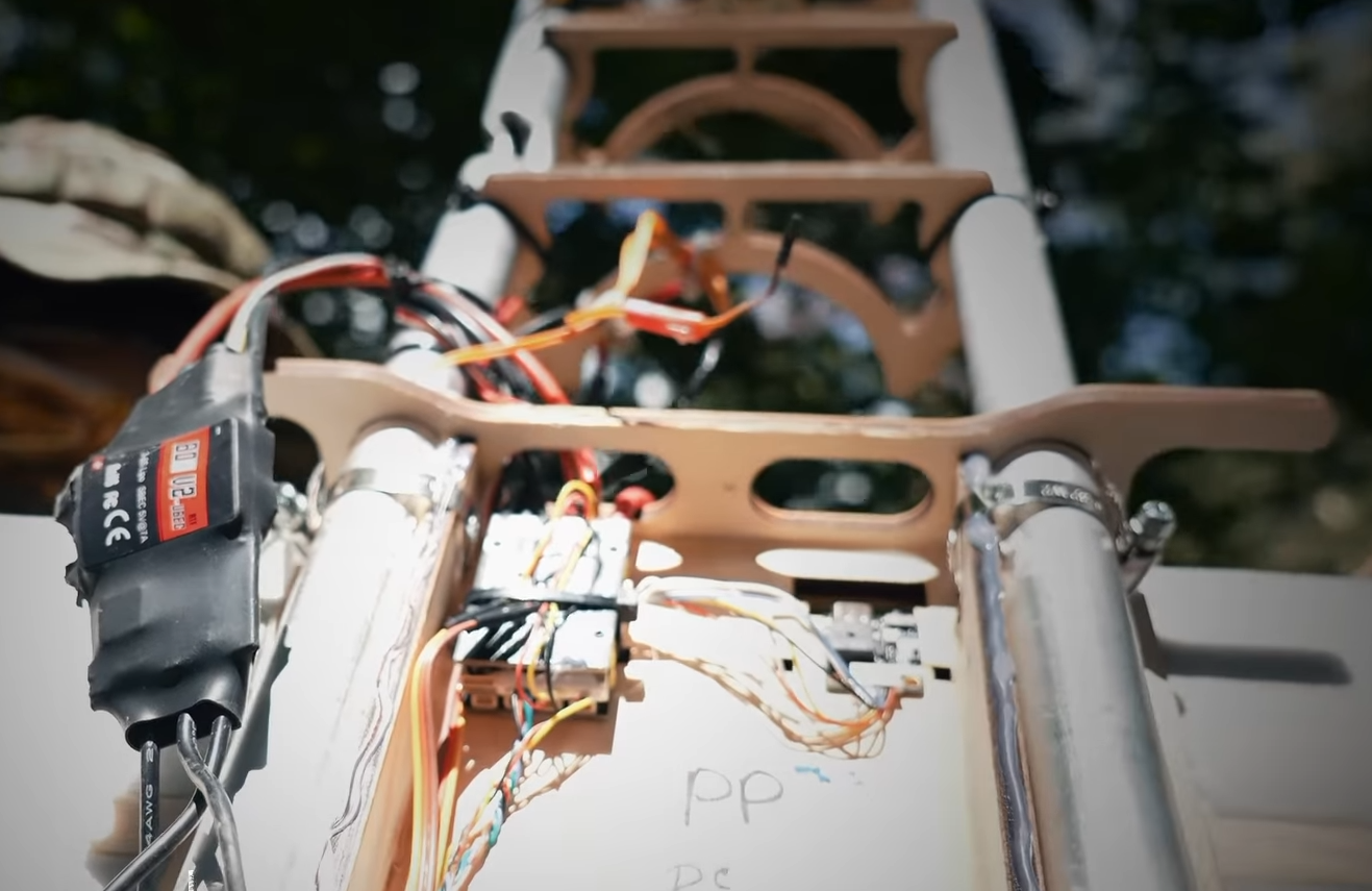 Отключают двигатель за 700 м до цели. В ГУР показали &quot;самопальные&quot; вражеские БПЛА из фанеры