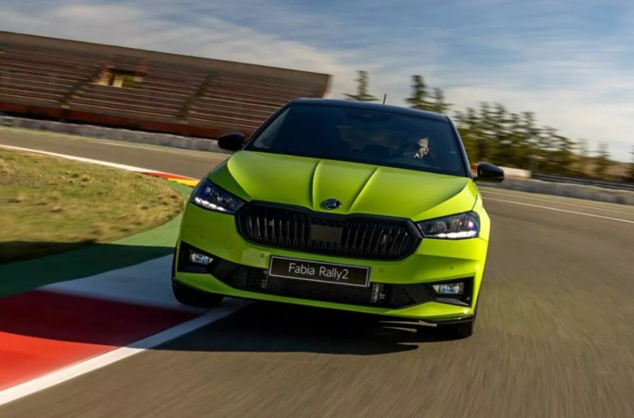 Skoda Fabia получила заряженную версию в честь ралли: названы цены и характеристики