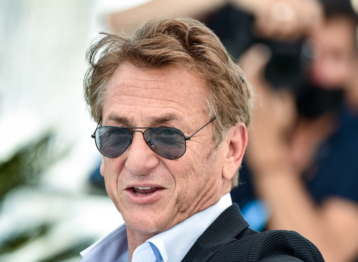 После романа с украинкой Шона Пенна заметили с новой пассией. Она - моложе его детей (фото, видео)