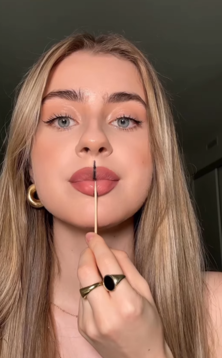 5 минут и вы - звезда вечеринки. Как сделать эффектный макияж на Хэллоуин (видео)