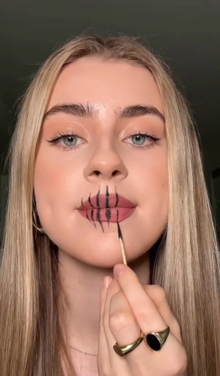 5 минут и вы - звезда вечеринки. Как сделать эффектный макияж на Хэллоуин (видео)