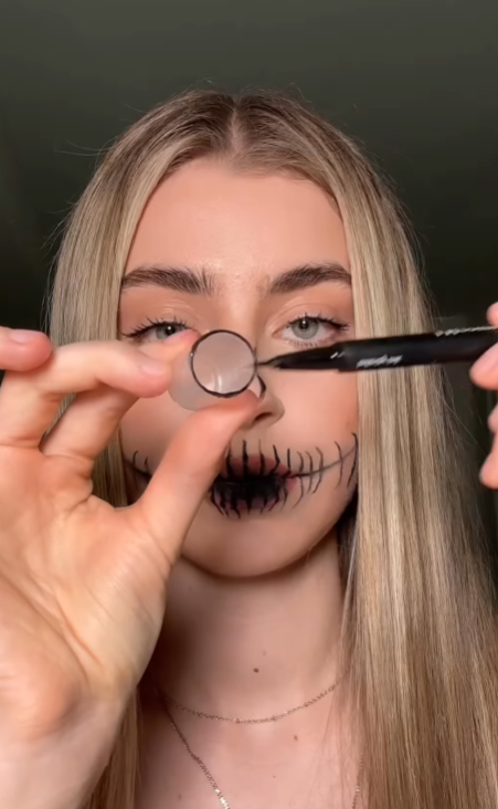 5 минут и вы - звезда вечеринки. Как сделать эффектный макияж на Хэллоуин (видео)