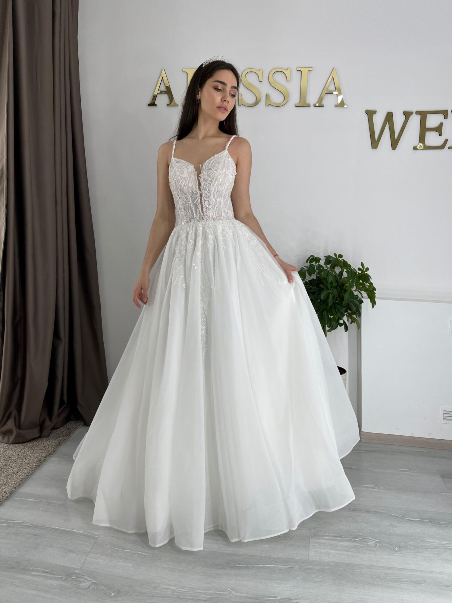 Станьте самой красивой невестой: названы тренды свадебных платьев в 2025 году