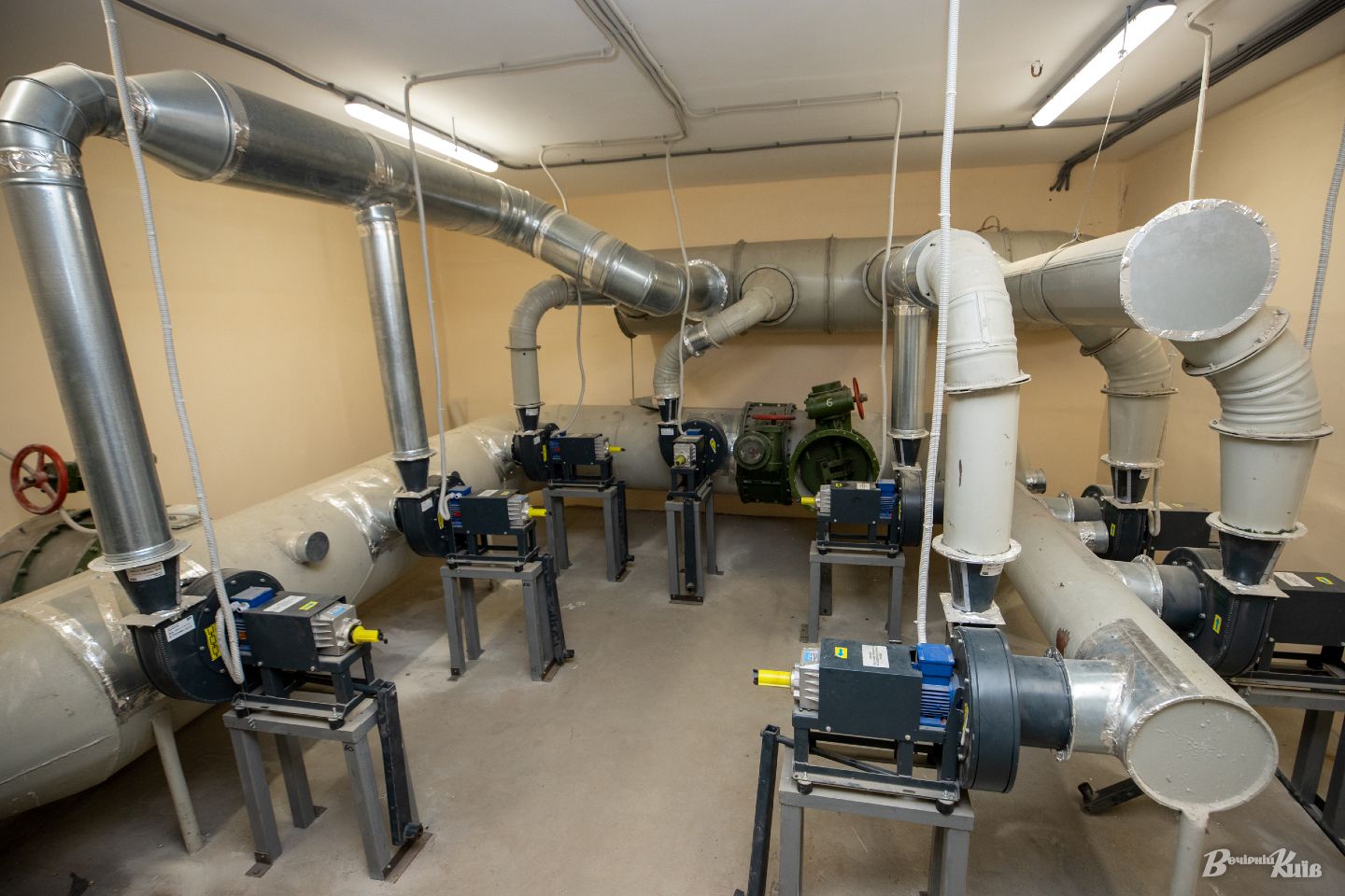 Когда-то был секретным. Смотрите, как выглядит ядерный бункер под Киевом (фото)