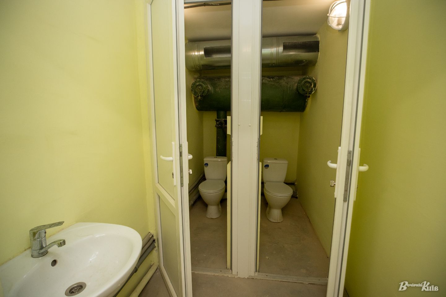 Когда-то был секретным. Смотрите, как выглядит ядерный бункер под Киевом (фото)