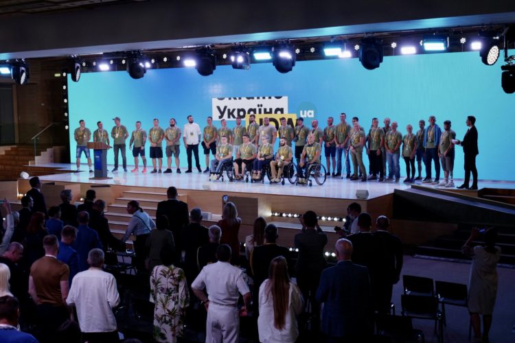 Ко Дню независимости 30 семьям защитников Украины вручили ключи от новых квартир