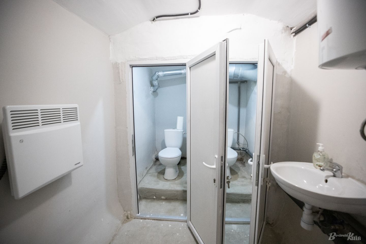 У Києві з'явилося бомбосховище з душовими кабінами: де воно розташоване (фото)