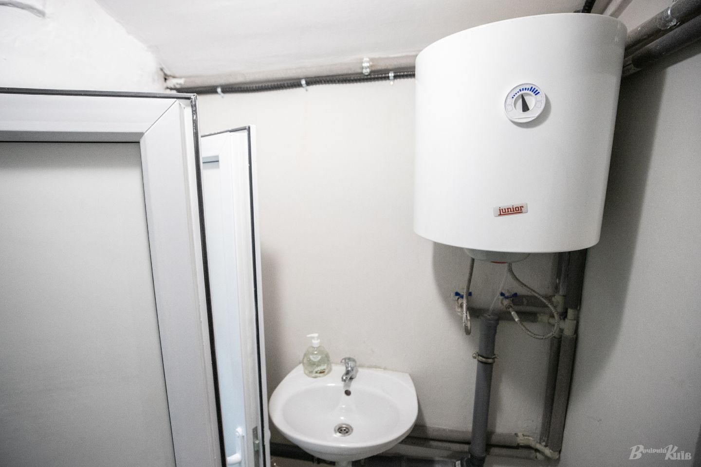 У Києві з'явилося бомбосховище з душовими кабінами: де воно розташоване (фото)