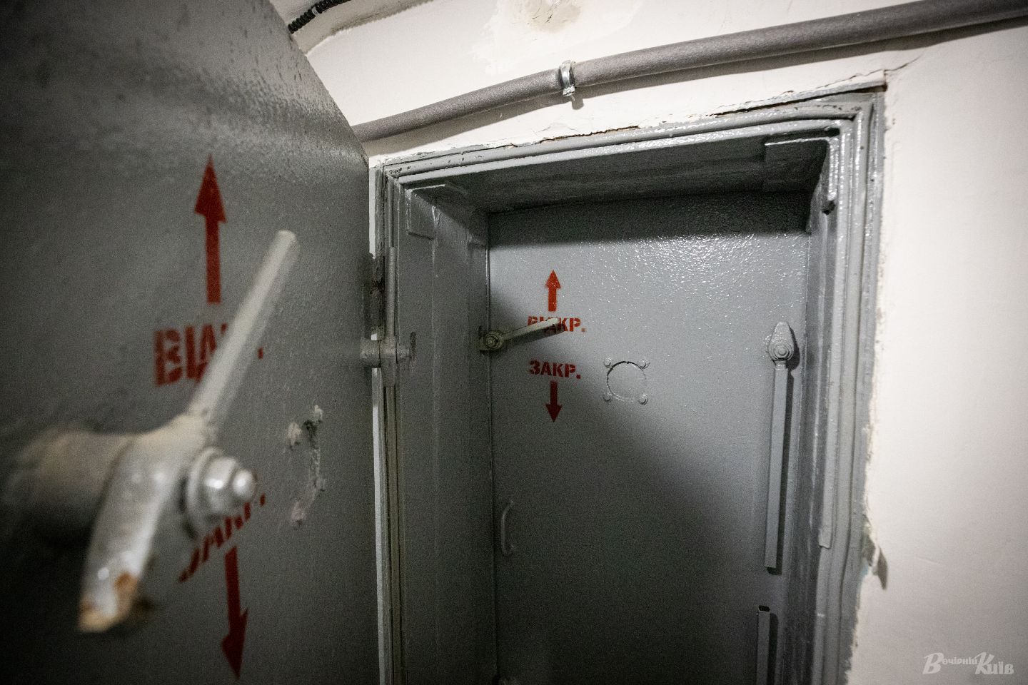 У Києві з'явилося бомбосховище з душовими кабінами: де воно розташоване (фото)