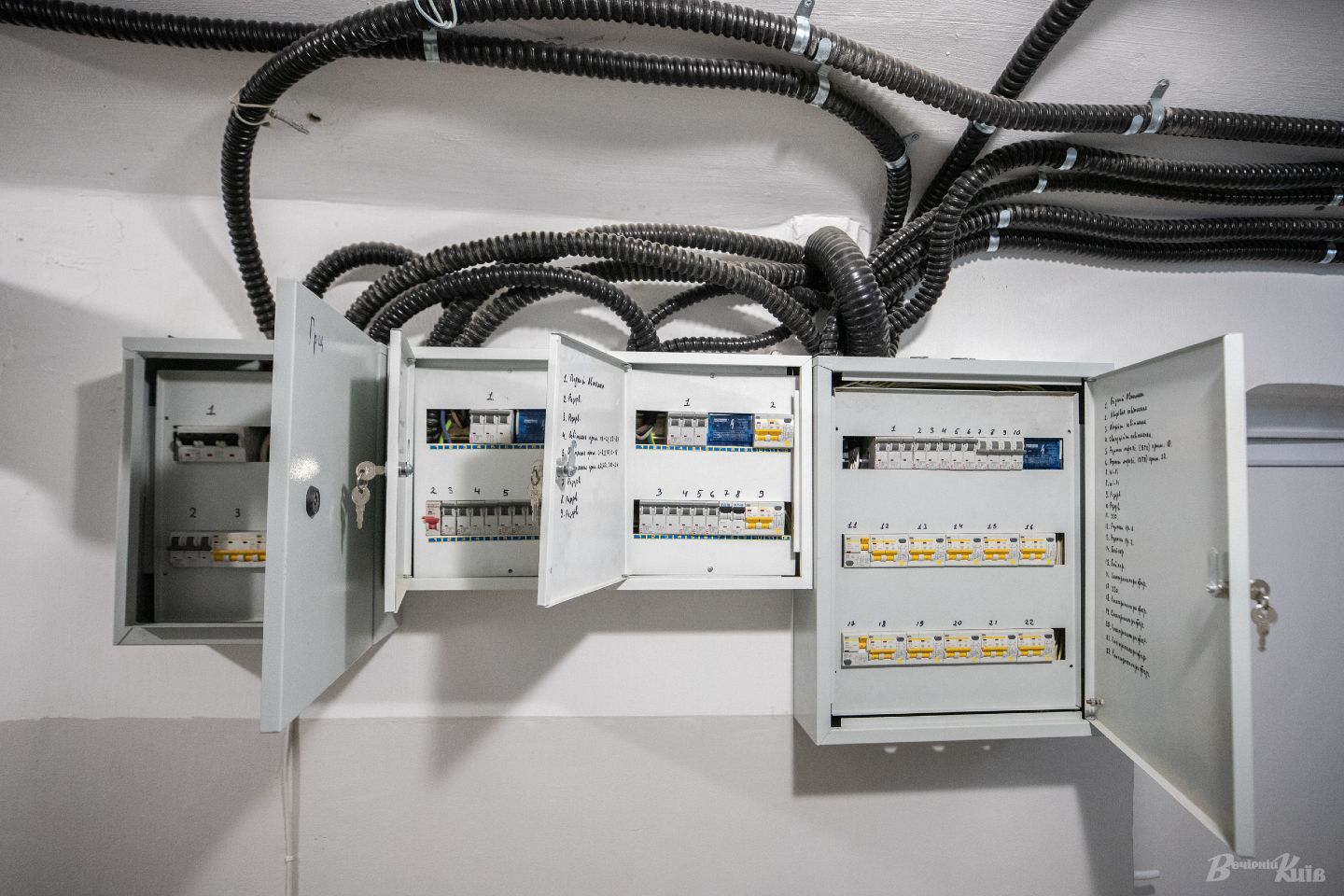 У Києві з'явилося бомбосховище з душовими кабінами: де воно розташоване (фото)