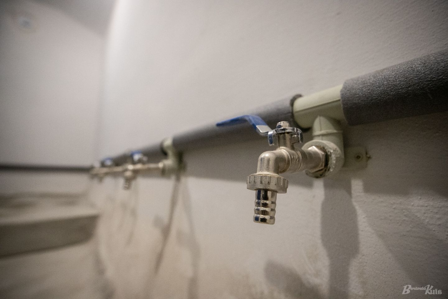 У Києві з'явилося бомбосховище з душовими кабінами: де воно розташоване (фото)