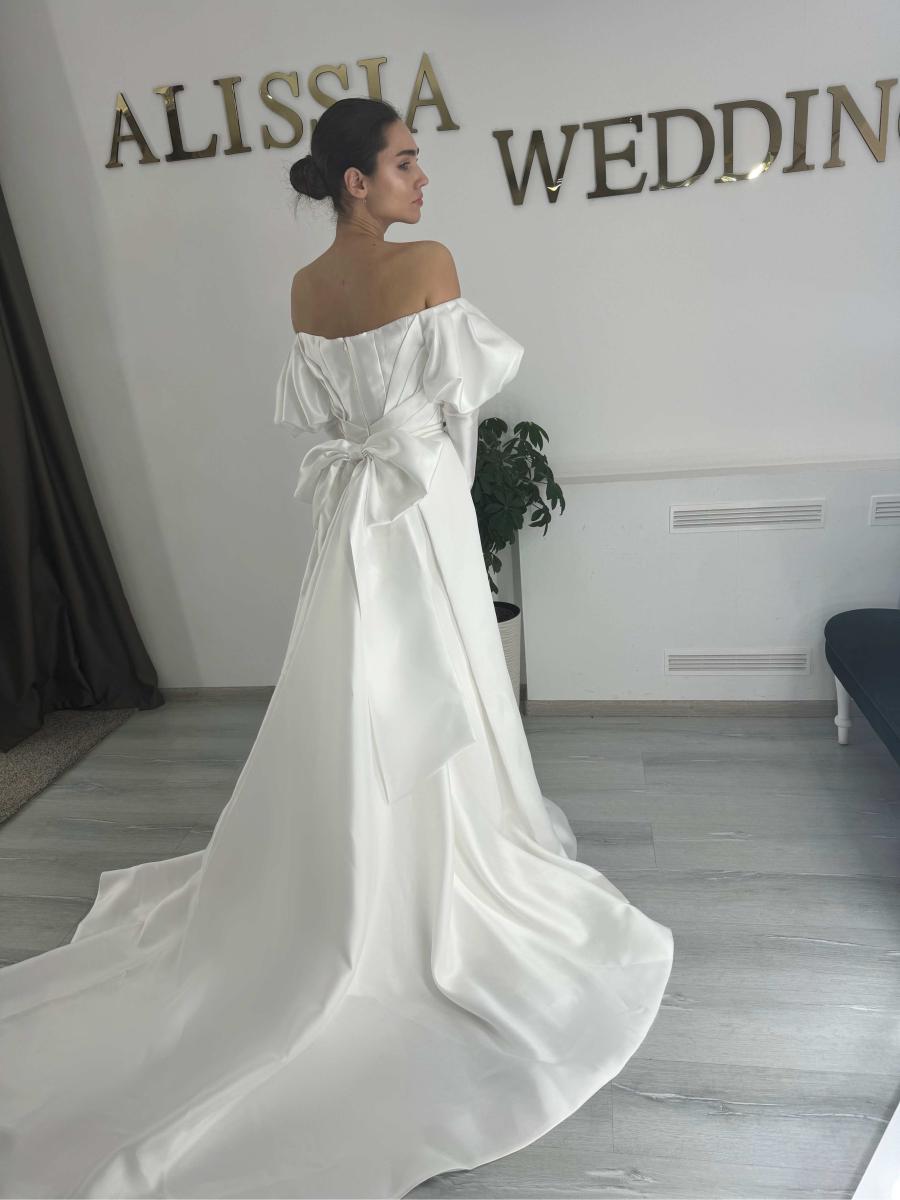 Станьте самой красивой невестой: названы тренды свадебных платьев в 2025 году