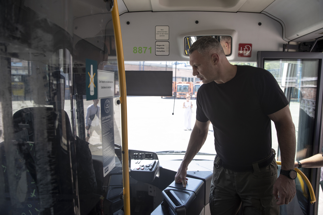 В Києві будуть їздити нові автобуси: як вони виглядають і які маршрути