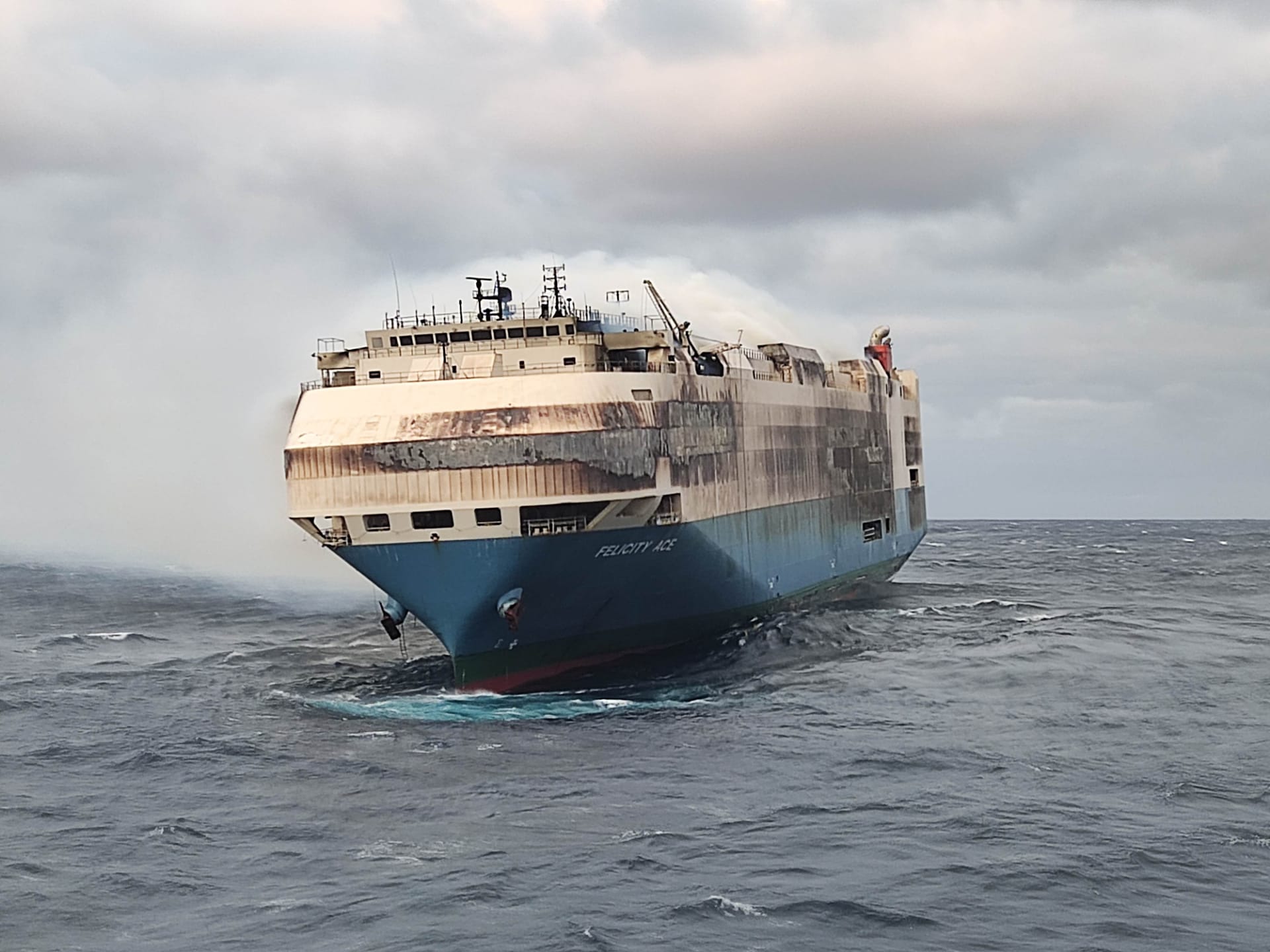 Пожар из-за батареи: сгоревший корабль с 4000 машин может вызвать подорожание электрокаров