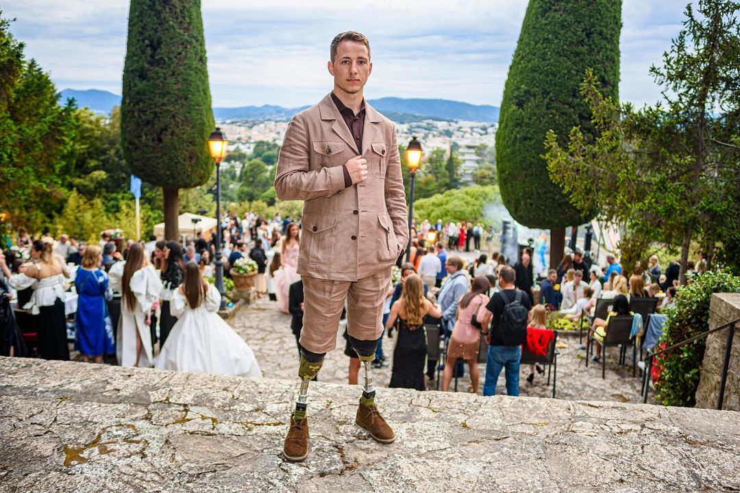 Воин ВСУ без обеих ног сорвал овации в театре Калифорнии. Тысячи аплодировали стоя, не сдерживая слез!