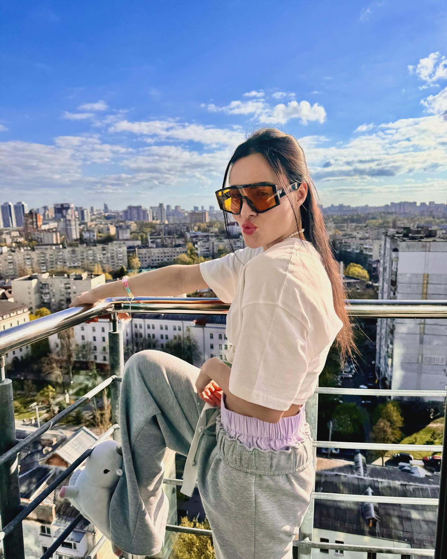 Известная украинская певица объявила о беременности: первые фото с животиком