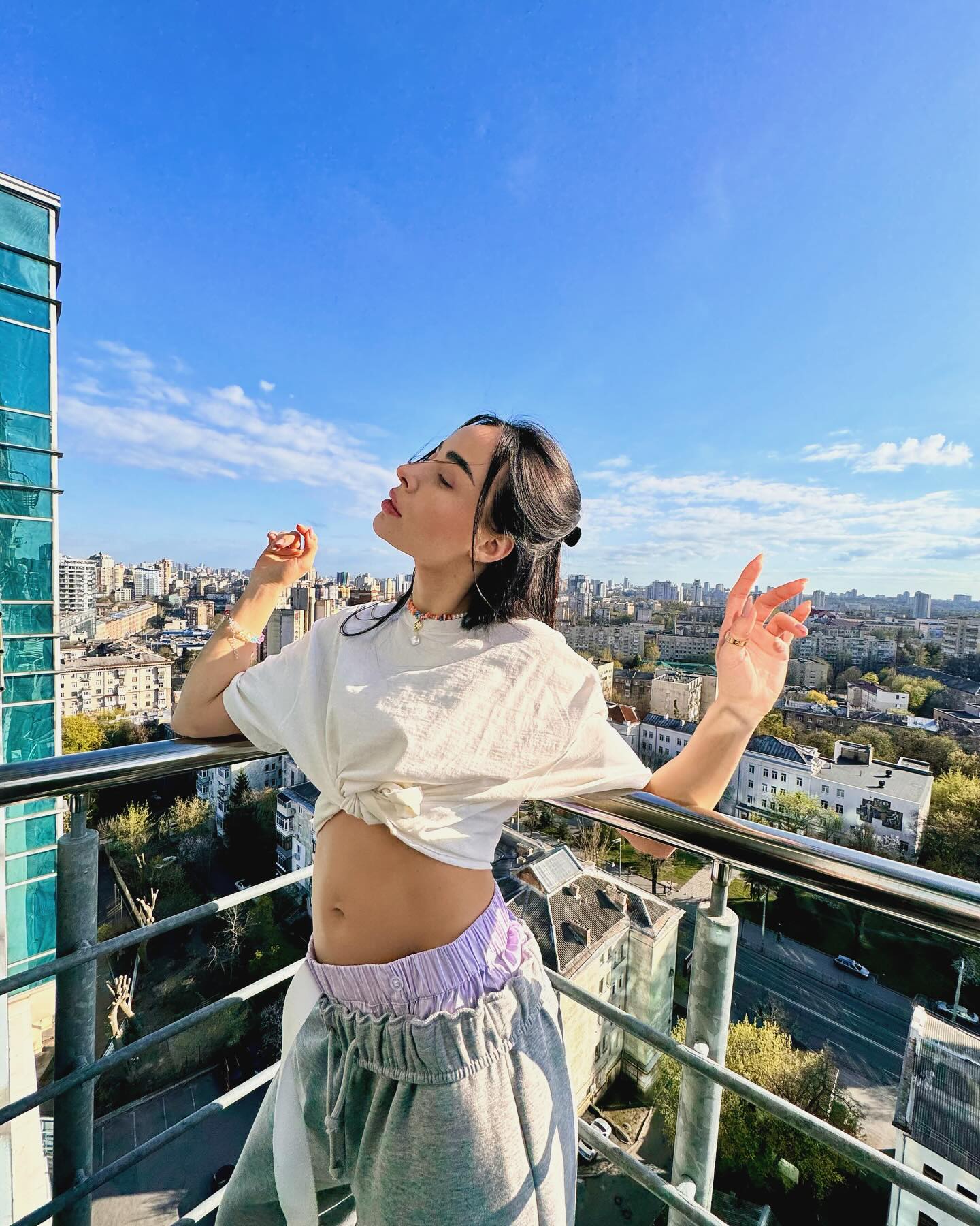 Известная украинская певица объявила о беременности: первые фото с животиком