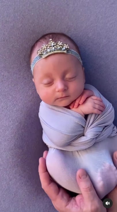 Звезда "МастерШеф" Лиза Глинская показала новорожденных дочерей и рассекретила их имена: трогательное видео