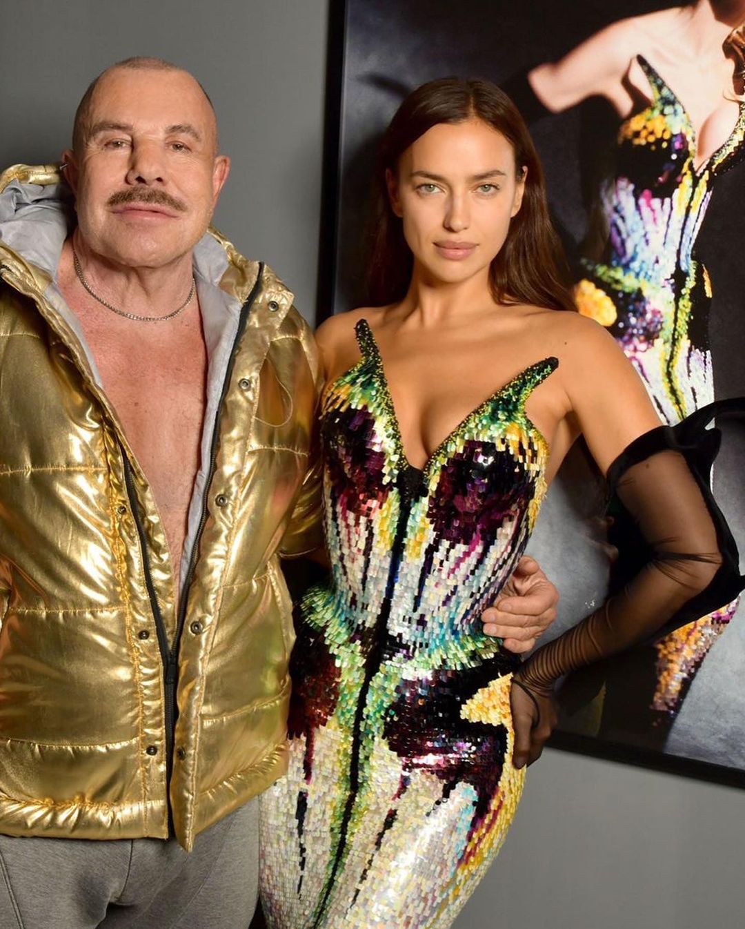 Образ дня: Ирина Шейк в винтажном платье Thierry Mugler — пикантный стиль и изысканная элегантность