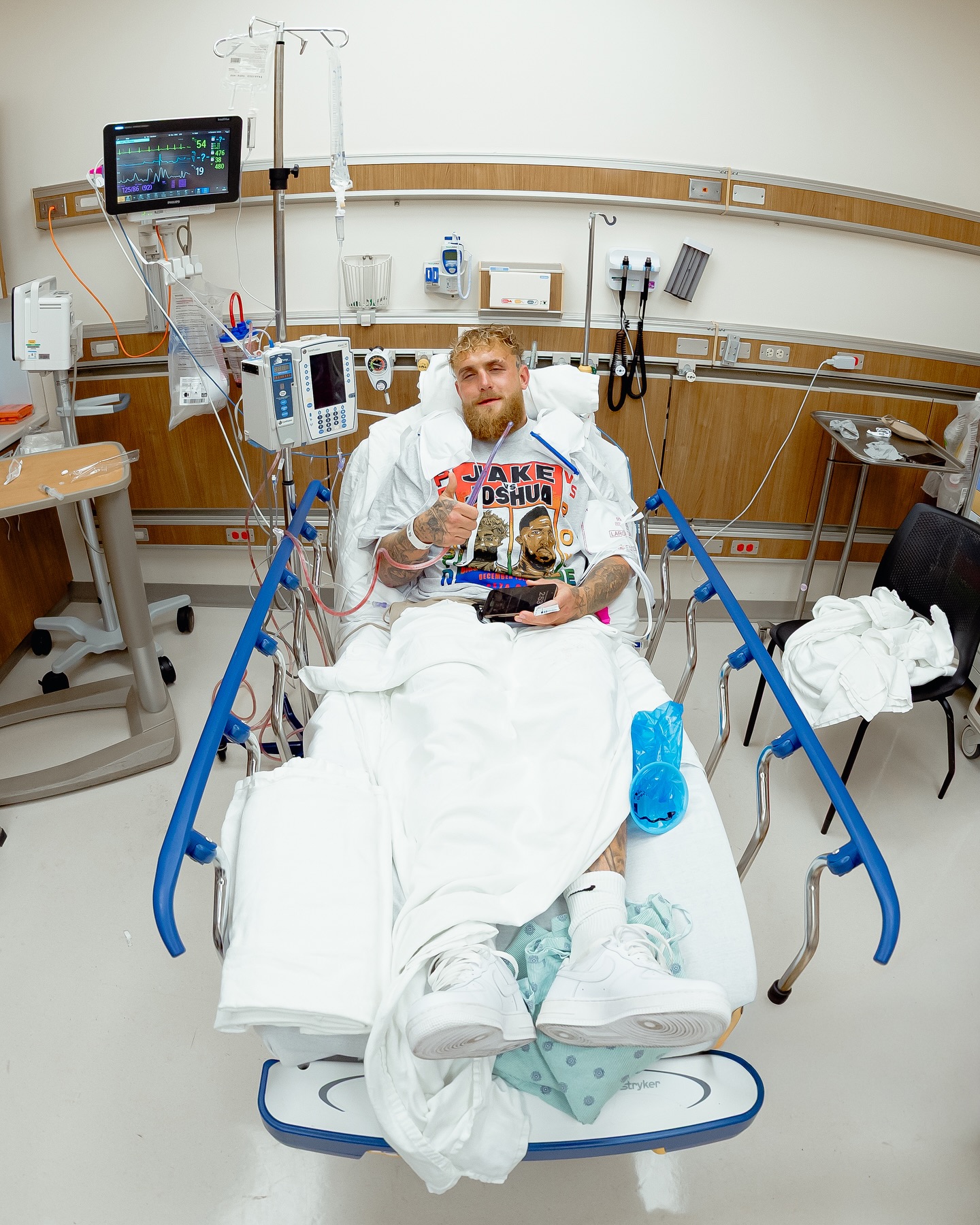 Джейк Пол несмотря на ужасные травмы бросил вызов другому экс-чемпиону мира: фото из больничной палаты