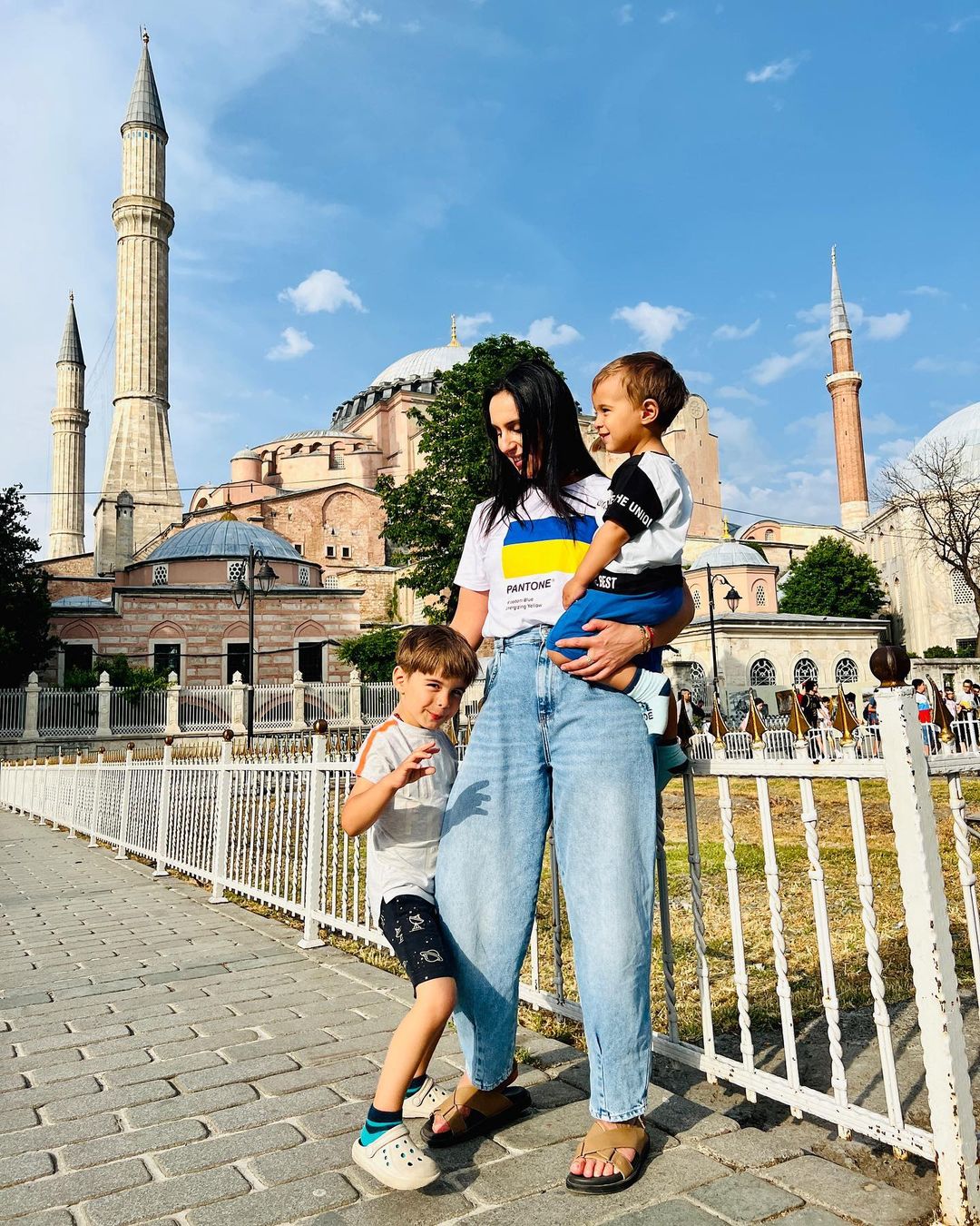 Джамала вперше за три місяці вийшла на прогулянку з синами: милі фото