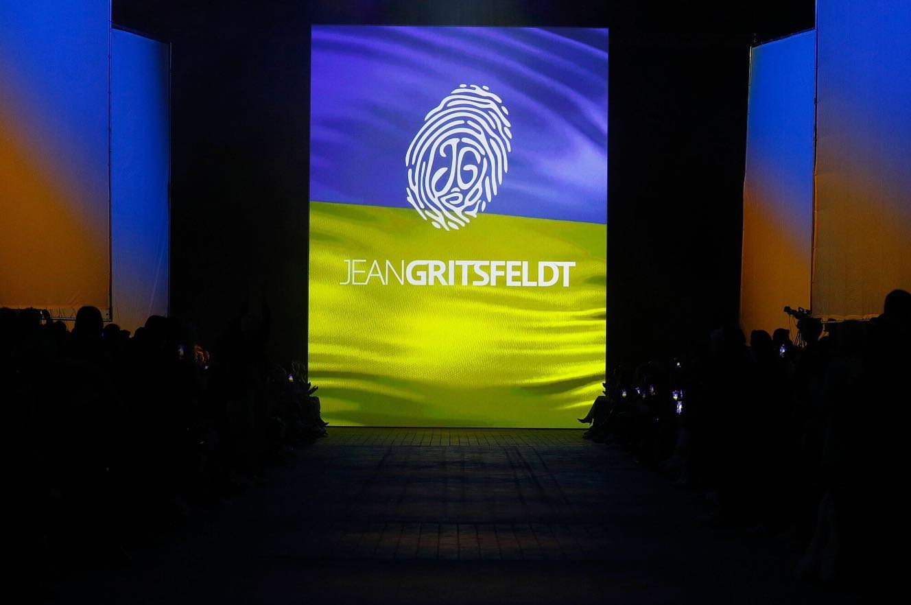 Футболка &quot;как у Зеленского&quot;: как в мире распространяется тренд на все украинское (фото)