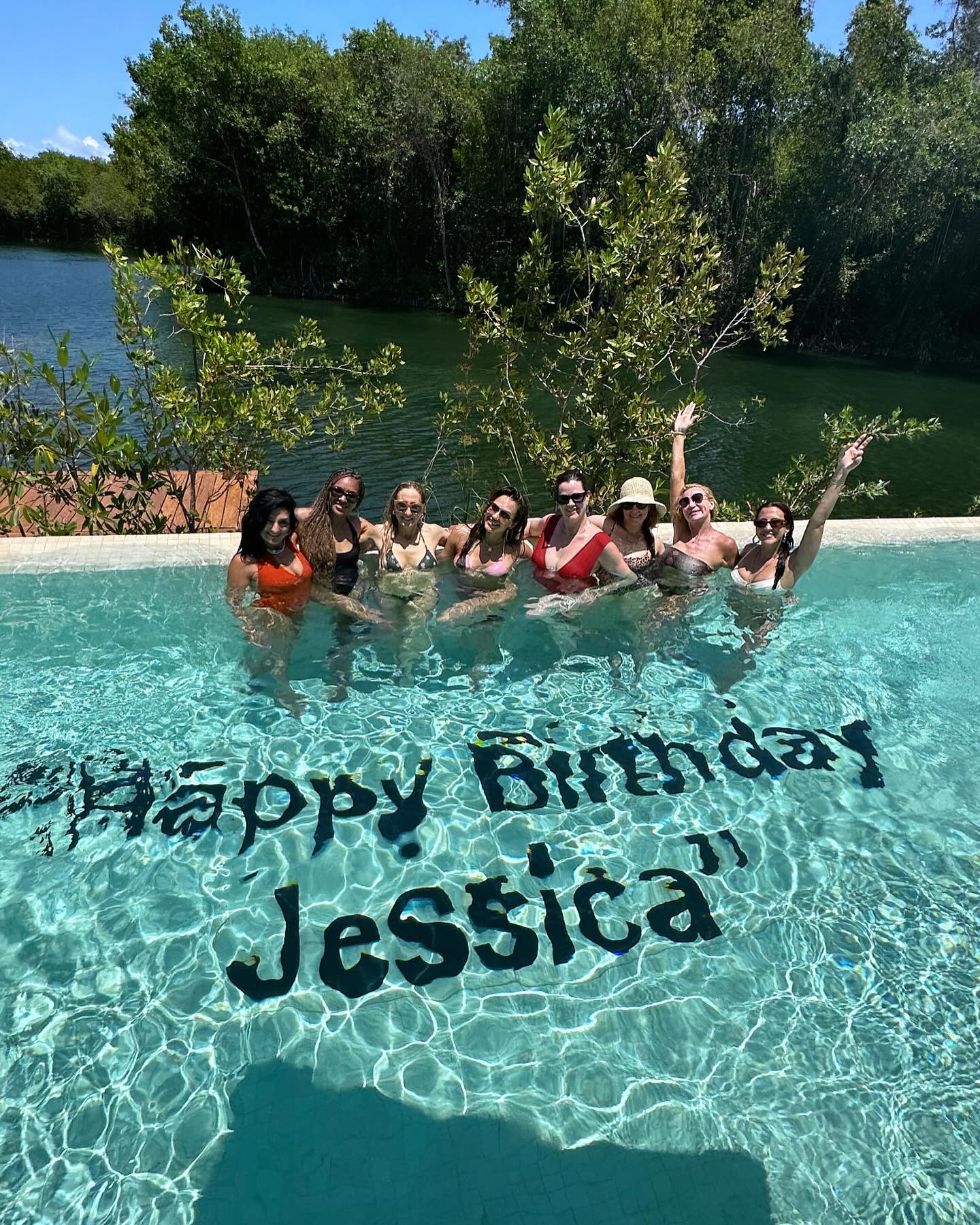 Джессика Альба похвасталась ярким Днем рождения в Мексике (фото)